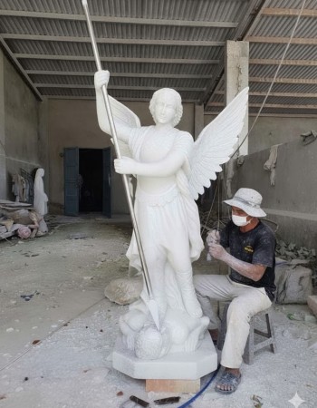 Tượng thiên thần cầm giáo đâm quỷ đá trắng cao 1m5 T178