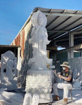 Tượng có dáng đứng trên đài sen đá trắng nguyên khối cao 4m1 trong đó tượng cao 3m, đế cao 1.1m T239