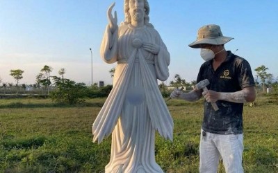 Tượng Chúa Giêsu Đá Trắng Nguyên Khối Tự Nhiên – Biểu Tượng Đức Tin Vững Bền Và Nghệ Thuật Tôn Giáo Cao Cấp