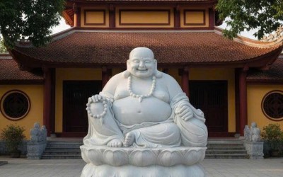 Tượng Di Lặc Đá Trắng Nguyên Khối – Biểu Tượng Hạnh Phúc, Bình An Và Tài Lộc Trong Phong Thủy Việt